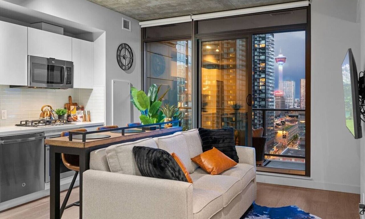 Connaught Apartment | Calgary Tower View | Mins to Saddledome | Gym
