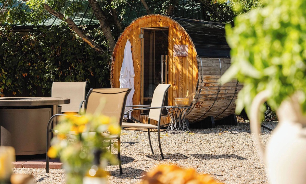 Midvale House | Hot Tub, Fire Pit, and Barrel Sauna, and one left turn to world's best skiing!