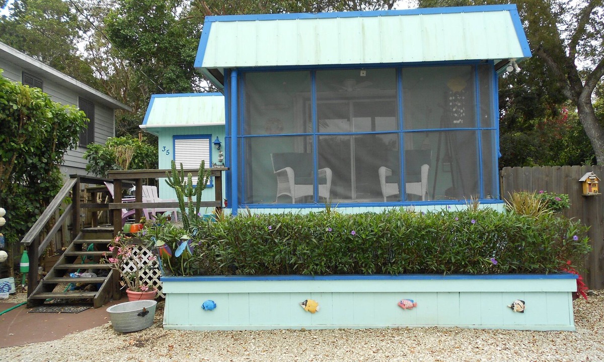 Bowens Addition Boat Rental | Unique Houseboat on Dry Lot-Perfect Romantic Getaway Or Family Friendly & Pet OK
