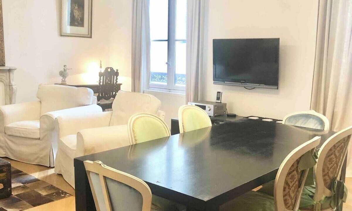 Quartier de la Porte-Saint-Denis Apartment | Warm and Beautiful Paris Home! Good News