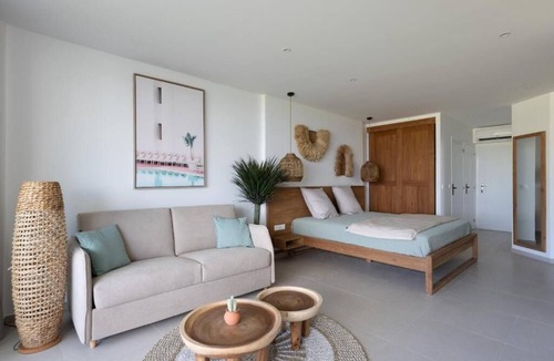 Anse Marcel Hotel | Anse Marcel Beachfront Bliss: Modern Suite with Balcony and Garden View