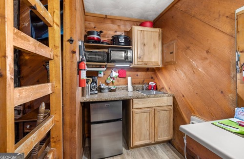 Sautee Nacoochee Cottage | Bear Paw Cottage #5 Queen Log Bed: COZY!: Pet Friendly; 2 Adults/2 Children