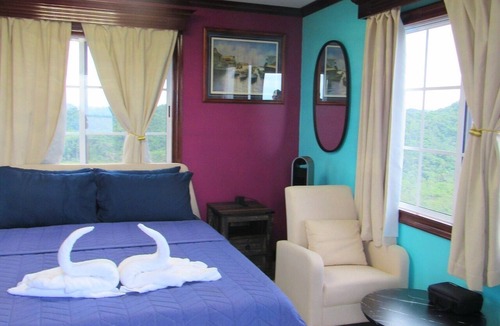La Democracia Cabin | Daphne's Lagoon Lodge