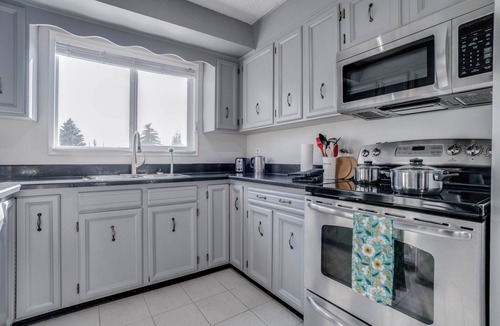 Northwest Edmonton House | Edmonton House w/5 Bedrooms/3 Bathrooms and 2 Kitchens & Fenced Yard.