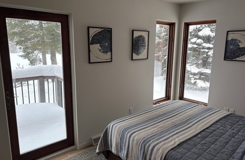 Eagle River Cabin | Lakeside Retreat on Eagle River Chain of Lakes. Walk to Downtown Sleeps 14–16