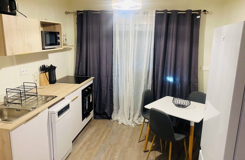 Concordia Apartment | Modern Cozy Condo - Central Location - Near Shops & Beaches