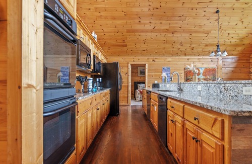 Gatlinburg Cabin | Mountain Views-Near Downtown- 2 Hot Tubs