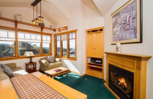 Mendocino Apartment | Ocean View King Suite in Mendocino Village with Free Wi-Fi and Jacuzzi Bathtub