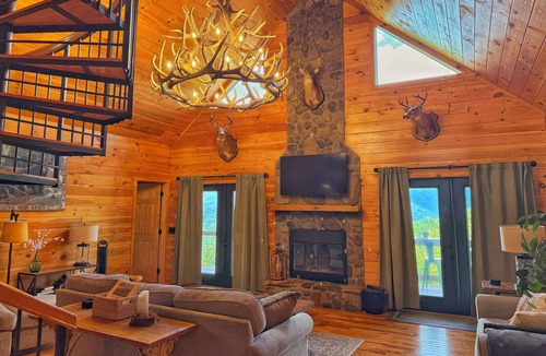 Bryson City Cabin | Quiet Mountain-Top Cabin, Gorgeous Views of Great Smoky Mountains with Hot Tub