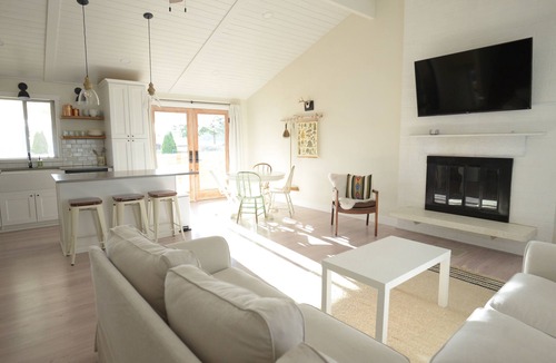 Covington House | Scandi Inspired House, great walkability, homebase to city and mountains