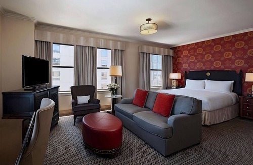 Downtown Austin Hotel | See Iconic Attractions! Elegant Suites Near Theatre and Park! Pets Allowed Here!