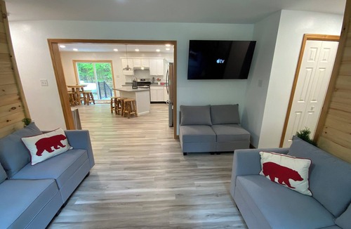 Jay House | Spacious 6-bedroom cabin in Jay NY close to Lake Placid and White Face Moutain