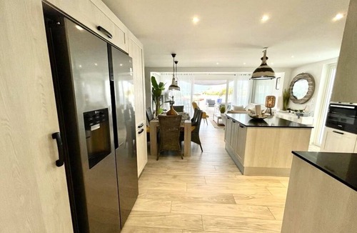Nettle Bay House | Until 6 people, 2 spacious bedrooms, front of the sea, pools tennis parking BBQ
