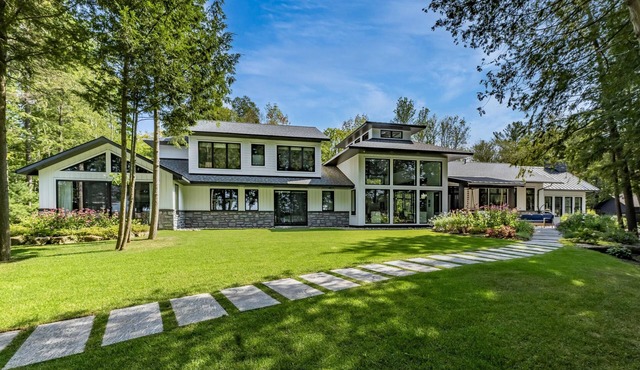 10 bed 9 bath cottage on Walkers Point, Lake Muskoka in Gravenhurst