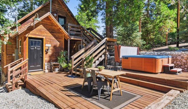 2-Story 3 BR Mountain Cabin w/Fireplace, Hot Tub in Idyllwild