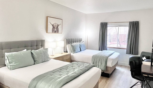 2070 | Stylish 2-Queen Suite | Near Park City Ski | Pool & Hot Tub in Midway