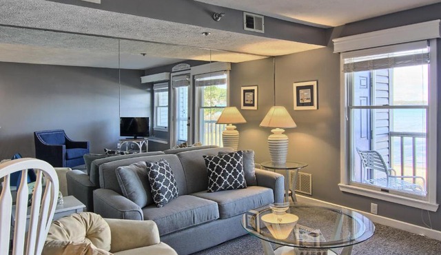 208 North Shore Inn in Traverse City