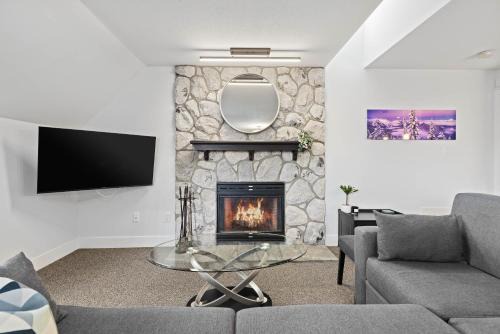 2BR | Gleneagle | Gourmet Kitchen | Newly Updated | Wood Fire | Parking in Whistler