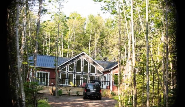 3 bdrm executive cottage with private beach access in Sea View