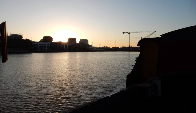 4 adjoining or interconnecting apartments on a barge in Bordeaux