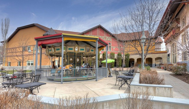 4-Star Zermatt Resort King Villa with Full Kitchen-Only 15 Mins to Park City! in Wasatch County