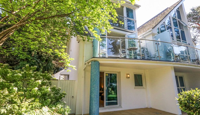 6 RED SAILS, family friendly, luxury holiday cottage in Sandbanks in Poole