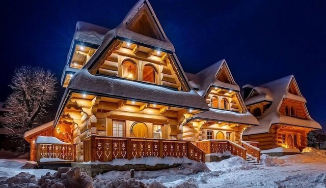 A large mountain-style house with a spa area in Murzasichle