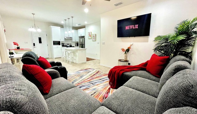 A Luxury Modern Fully Stocked 2 Bed/2Bath w/KING-Sleeps 6-BBQ-Lift massage chair in La Feria