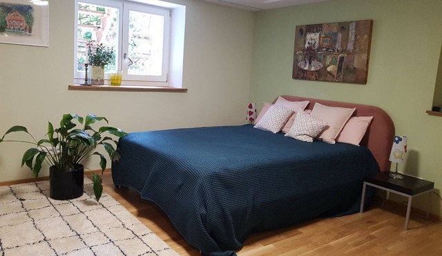 Affordable guest room with private bathroom at "Am Lottenbach" in Weimar
