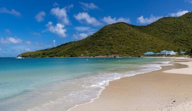 Anse Marcel Beachfront Bliss: Modern Suite with Balcony and Garden View