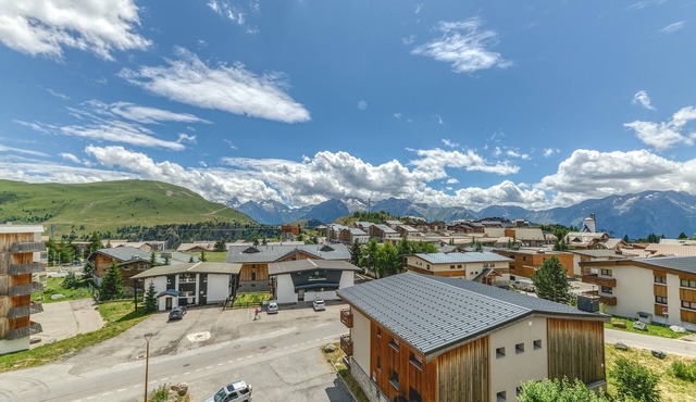 Apartment 'Choucas' with Mountain View and Balcony in Huez