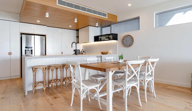 Beachfront Escape at Beach Life with Ocean Views in Alexandra Headland