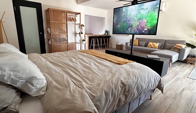 Beachfront spacious studio stunning sunset + pool with King Bed in Hatillo
