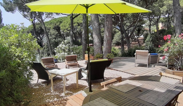 Beau Mazet 75m2, large garden in pine forest, Private domain with Swimming pool, Tennis . in Sainte-Maxime