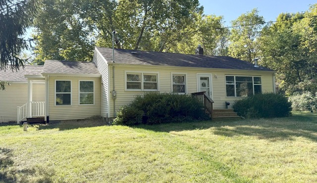 Beautiful, CLEAN Home Close to MSU and Downtown in a Safe Country Setting in Bath
