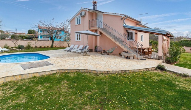 Beautiful villa for up to 6 persons with private pool and garden in Kastelir
