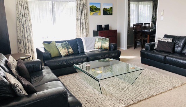 Beech Tree Cottage - comfortable, warm and stylish Taupo base, free wifi! in Taupo Central