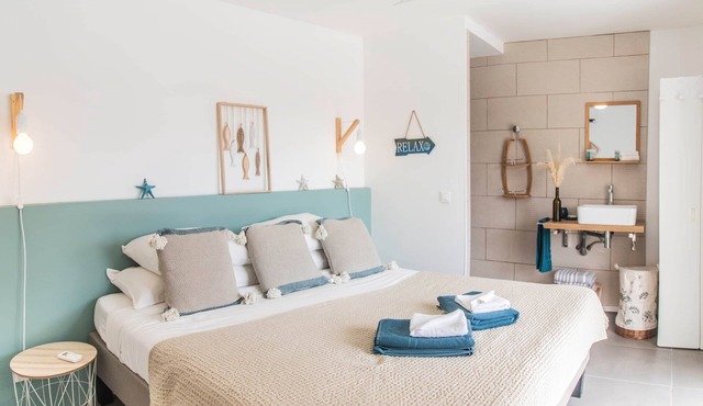 Blue Wave , charming 2 bedrooms, right behind the beach!