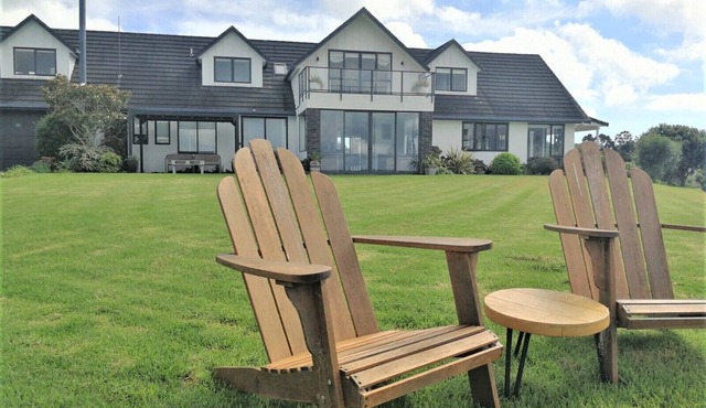 Boutique space, comfortable in desirable location with sea views and garden. in Tawharanui Peninsula