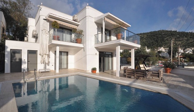 Brand New Luxury Villa w/Private Pool – 3 Min Walk to Cruise Port in Muğla