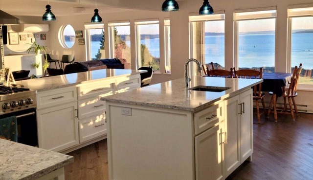 Breakwater.Oceanfront Executive Home w/hot tub overlooking Bay of Fundy in Saint John