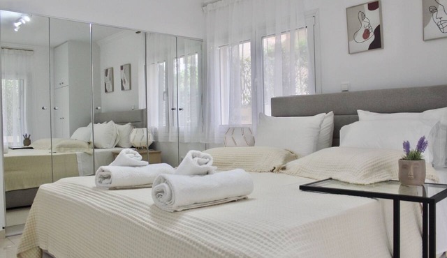 Bright and Peaceful Apartment near Varkiza beach in Vari