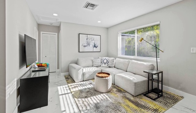 Bright Las Olas Beach Apartment in Fort Lauderdale