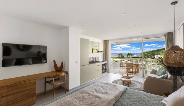 Bright & Serene Suite in Anse Marcel w/Living Area, Moments from the Coastline