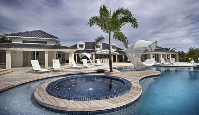 C'est La Vie Luxury beachfront villa in Saint Martin