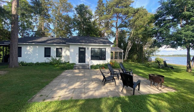 Waterfront Chalet du Havre, 4 bedrooms, 2 bathrooms, covered terrace! in Métabetchouan-Lac-à-la-Croix