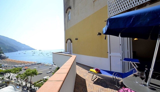 Casa Samuela: A charming ancient house overlooking the sea and the main beach of Positano, with Free WI-FI. in Positano