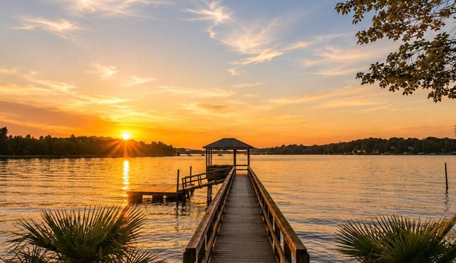 CasaLago- sleeps 20+- Swim Spa- walking shoreline in main channel Lake Norman. in Lake Norman of Catawba