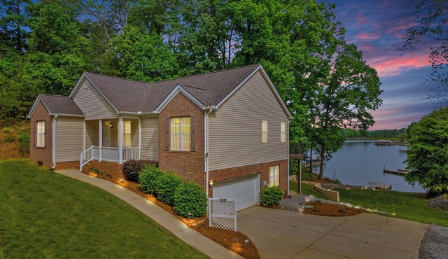 Castaway Cove Lake Norman NC - Beautiful Lake Front Vacation Home! in Denver