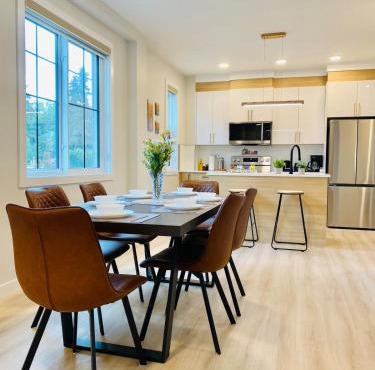 Central VALUE Family 3-Bed 5 Mins Downtown Rogers Place in Edmonton